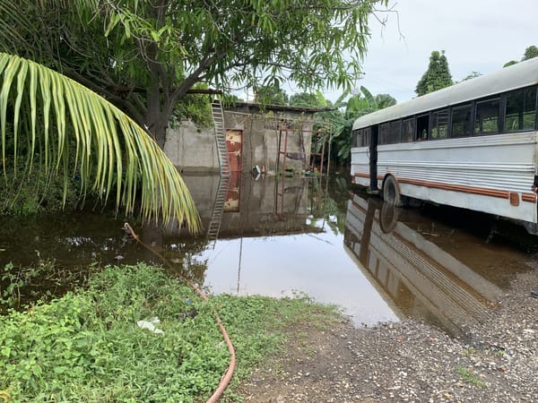Familia de Cumaná debe dormir en un bus tras registrar inundaciones en su vivienda