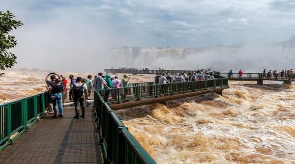 En Argentina un hombre cayó en las Cataratas de Iguazú 