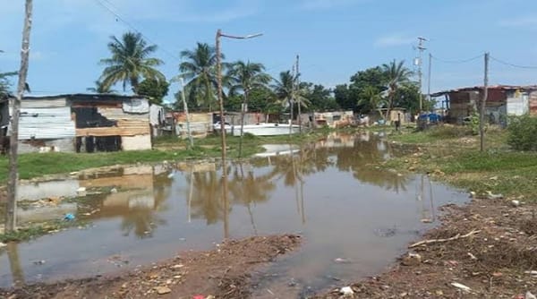Comunidad en Caño Salado en Barcelona se ve afectada por mar de leva