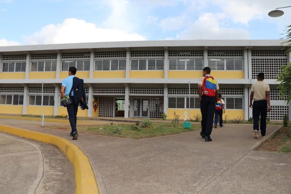 Denuncian fallas del servicio eléctrico en el Liceo Rosa Castelia Silva en Carúpano