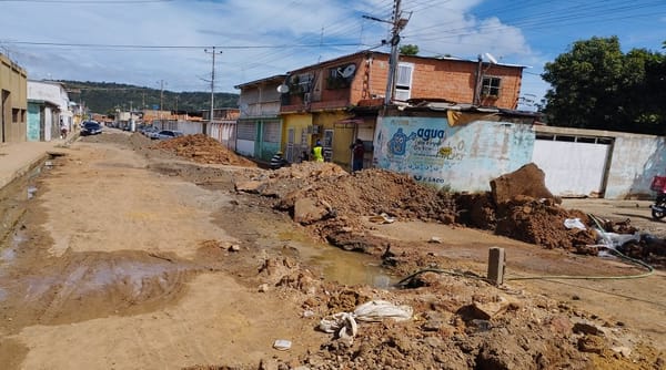 La calle 6 de la Tronconal III sigue obstruida por reparaciones a tuberías de aguas negras