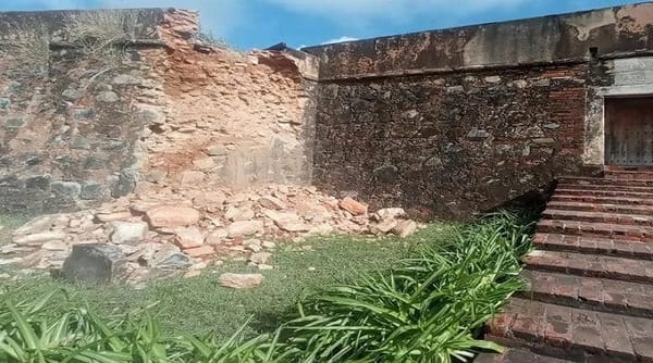Parte frontal del castillo Santa Rosa de La Asunción se derrumbó