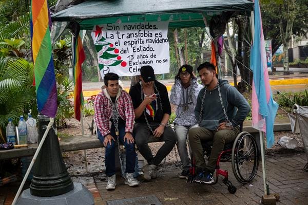 Activistas LGBTIQ+ cumplieron una semana encadenados frente a la Defensoría del Pueblo