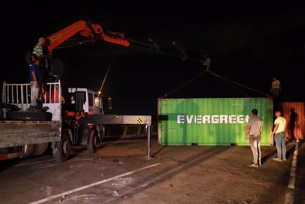 Venezuela comenzó con el despeje de contenedores en el Puente Tienditas