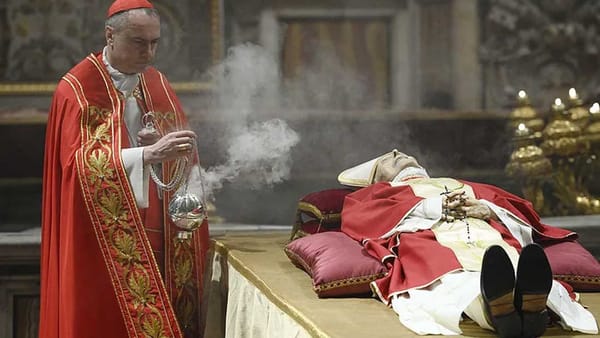 El cuerpo de  Benedicto XVI reposa en la basílica de San Pedro para su despedida 