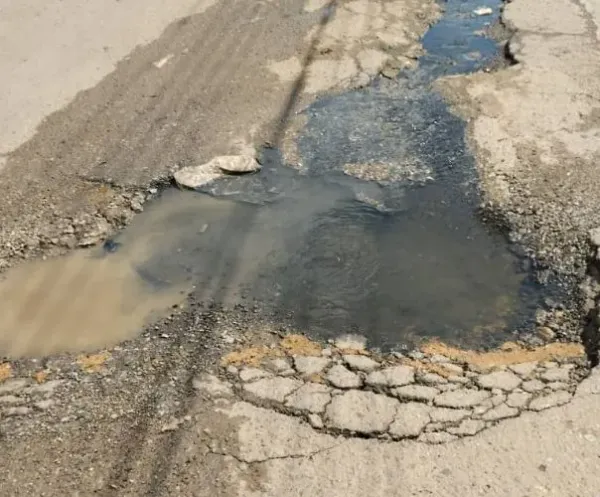 Habitantes de Clarines denunciaron desbordamiento de aguas negras
