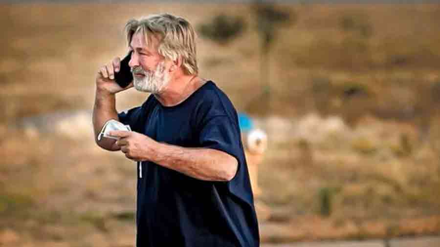 Trabajadores de "Rust" demandan a Alec Baldwin por efectos postraumáticos