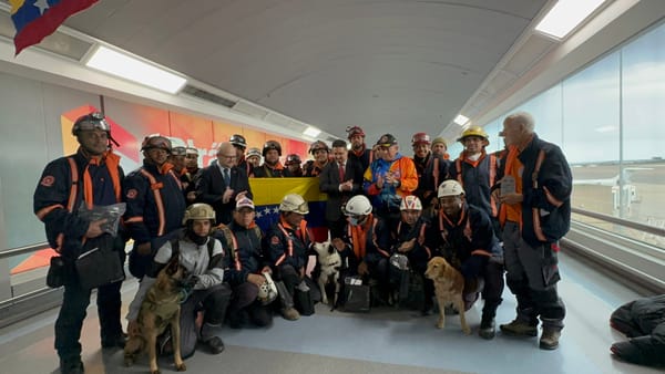 Brigadistas venezolanos llegan al país tras cumplir labores de rescate en Tuquía