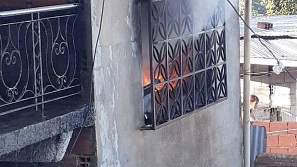 Mueren una mujer y dos niños durante voraz incendio en La Dolorita
