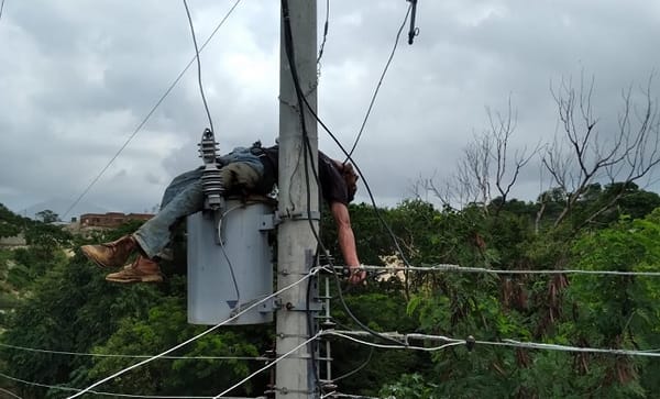 Joven murió electrocutado al subirse a un poste