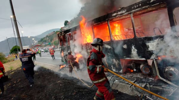 Ocurrió incendio de unidad de transporte público en autopista Caracas - La Guaira