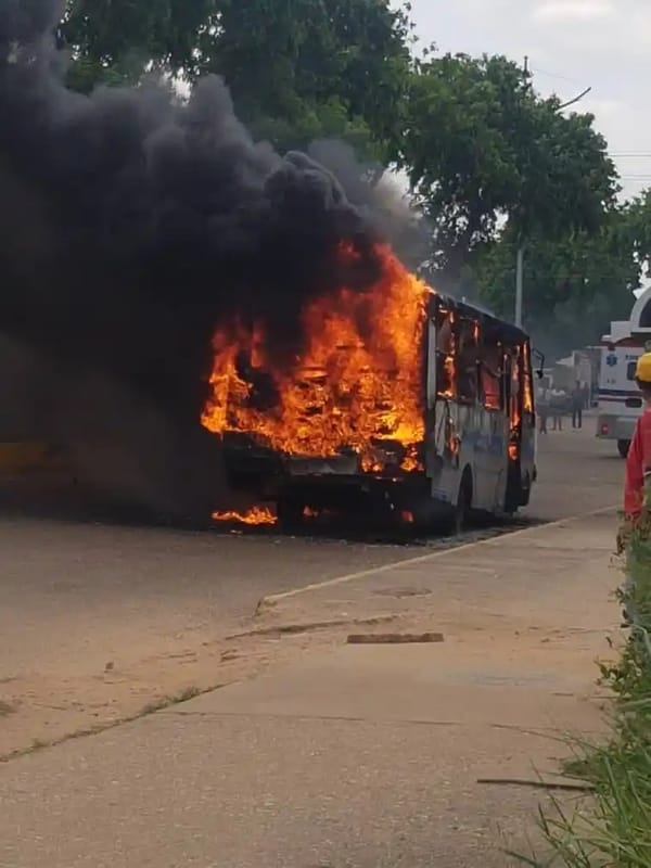Cortocircuito ocasionó incendio de autobús en la avenida Juncal