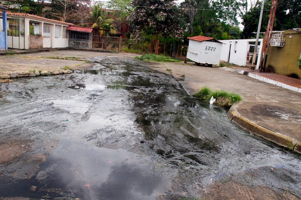 Habitantes del Canal 90 denunciaron vivir entre las aguas servidas