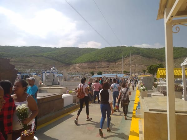 Cementerio de Puerto La Cruz se vio concurrido el Día de las Madres