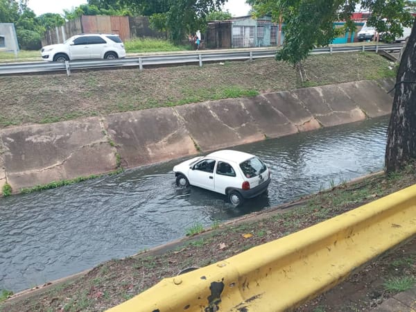 Vehículo cayó al fondo del caño de la avenida Orinoco en Maturín