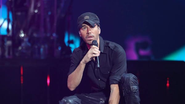 Enrique Iglesias es diagnosticado con neumonía
