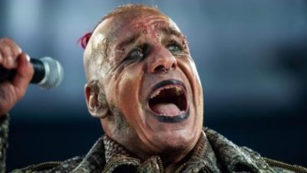 Cantante de Rammstein desmiente ser culpable de abusos sexuales 