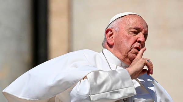 El papa Francisco ya pudo levantarse y retomar su trabajo
