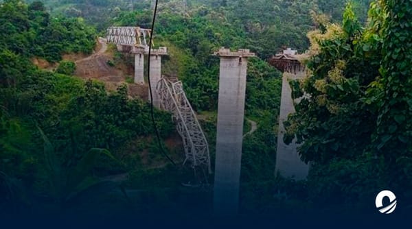Al menos 17 fallecidos tras desplomarse un puente ferroviario en India