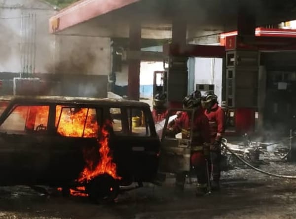 Vehículos se incendiaron en una estación de servicio de Caracas