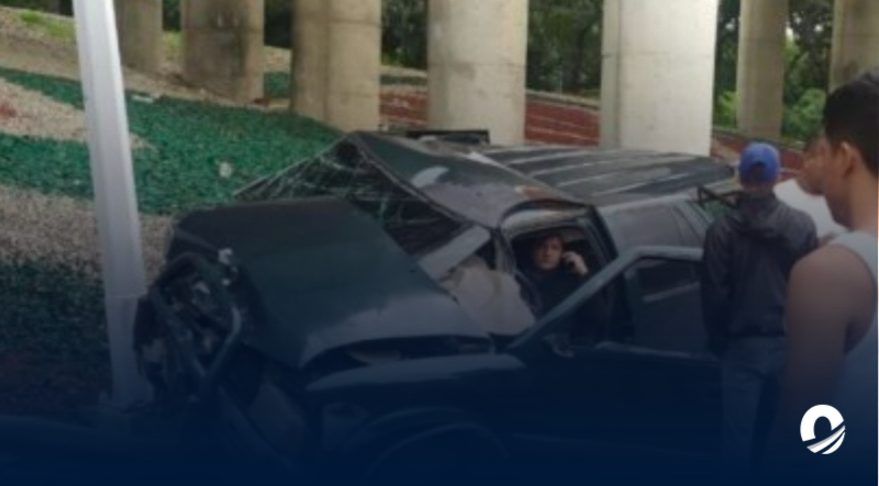 Vehículo cayó al vacío tras fuerte accidente en Valle -Coche en Caracas