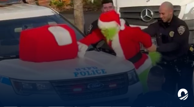 Hombre disfrazado de "Grinch" robó los regalos de evento navideño en NY