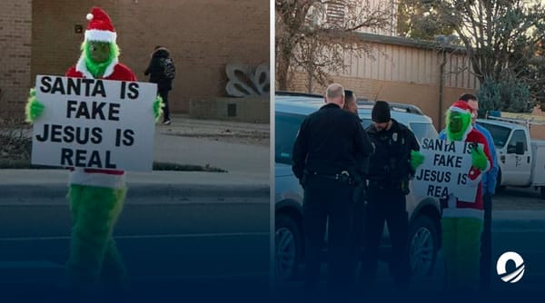 Hombre disfrazado de Grinch se paró frente un colegio con un cartel "Santa es falso, Jesús es real"