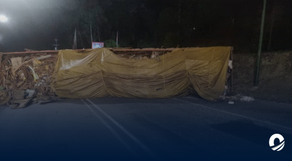 Gandola con chatarra se volcó en la Autopista Regional del Centro