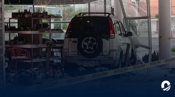 Vehículo se estrelló contra un comercio en Maracaibo
