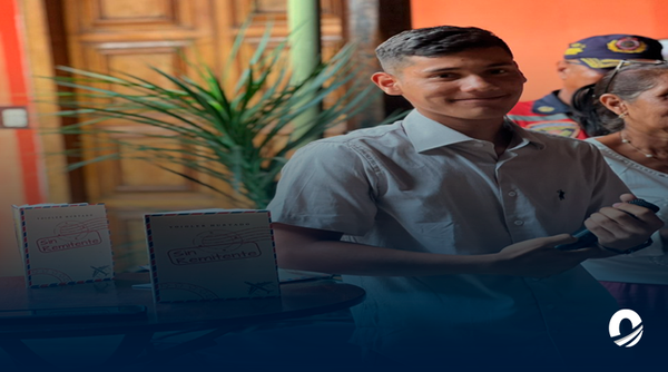 Joven deltano bautizó su primer poemario en la 19° Filven Sucre