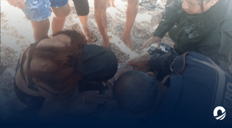 Autoridades rescataron adolescente a punto de ahogarse en costas sucrenses