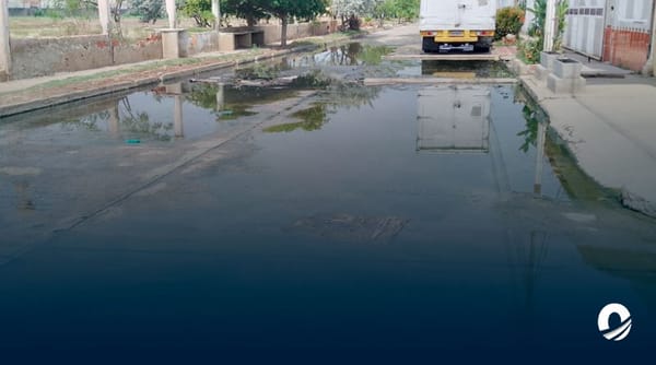 Anzoátegui | Calles de Los Vidriales están inundadas en aguas servidas en Barcelona