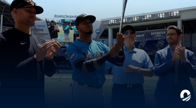 Luis Arráez recibió el Bate de Plata 2023 por su destacado desempaño