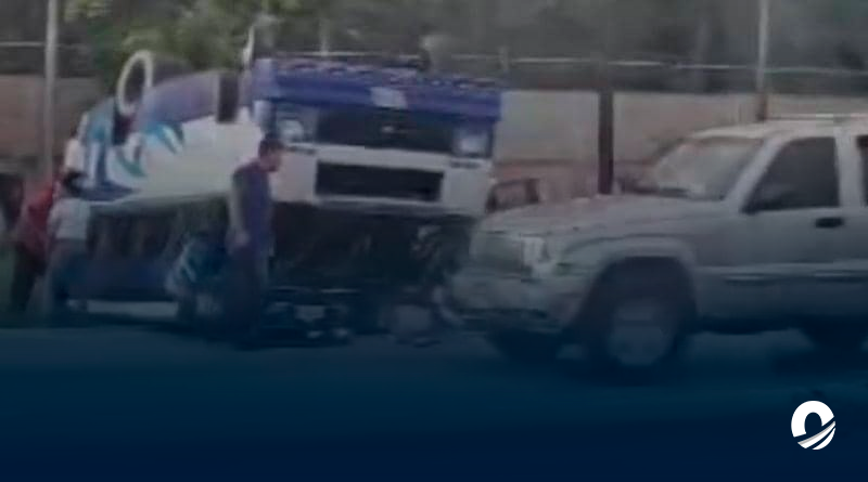 11 personas resultaron heridas tras volcamiento de un bus en Valencia