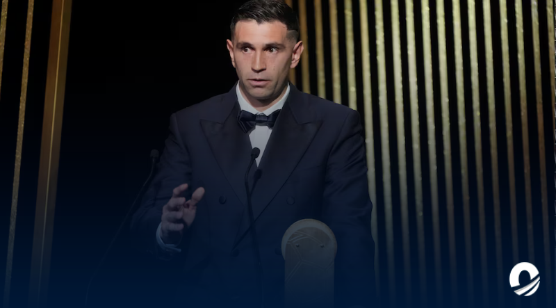 Dibu Martínez recibió el premio Yashin al arquero del año