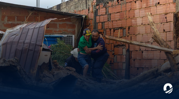 Dos sexagenarios fueron rescatados tras derrumbarse su vivienda en Zulia